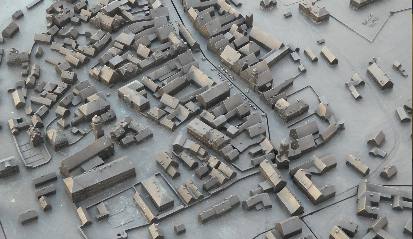 Ausschnitt aus dem Stadtmodell aus Bronze: Gut zu erkennen sind das Obere Tor (rechts), die Spitalkirche am und das Rathaus auf dem Stadtplatz sowie die Pfarrkirche (links) © Peter Wolf