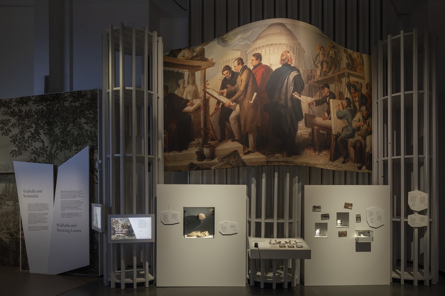 Die vom Freundeskreis geförderte interaktive Medienstation „Wallhalla und Co – die Bauwerke Ludwigs I“ zusammen mit der zugehörigen Inklusionsstation „Die Säulen des Königs“ / © Haus der Bayerischen Geschichte | Foto: www.altrofoto.de