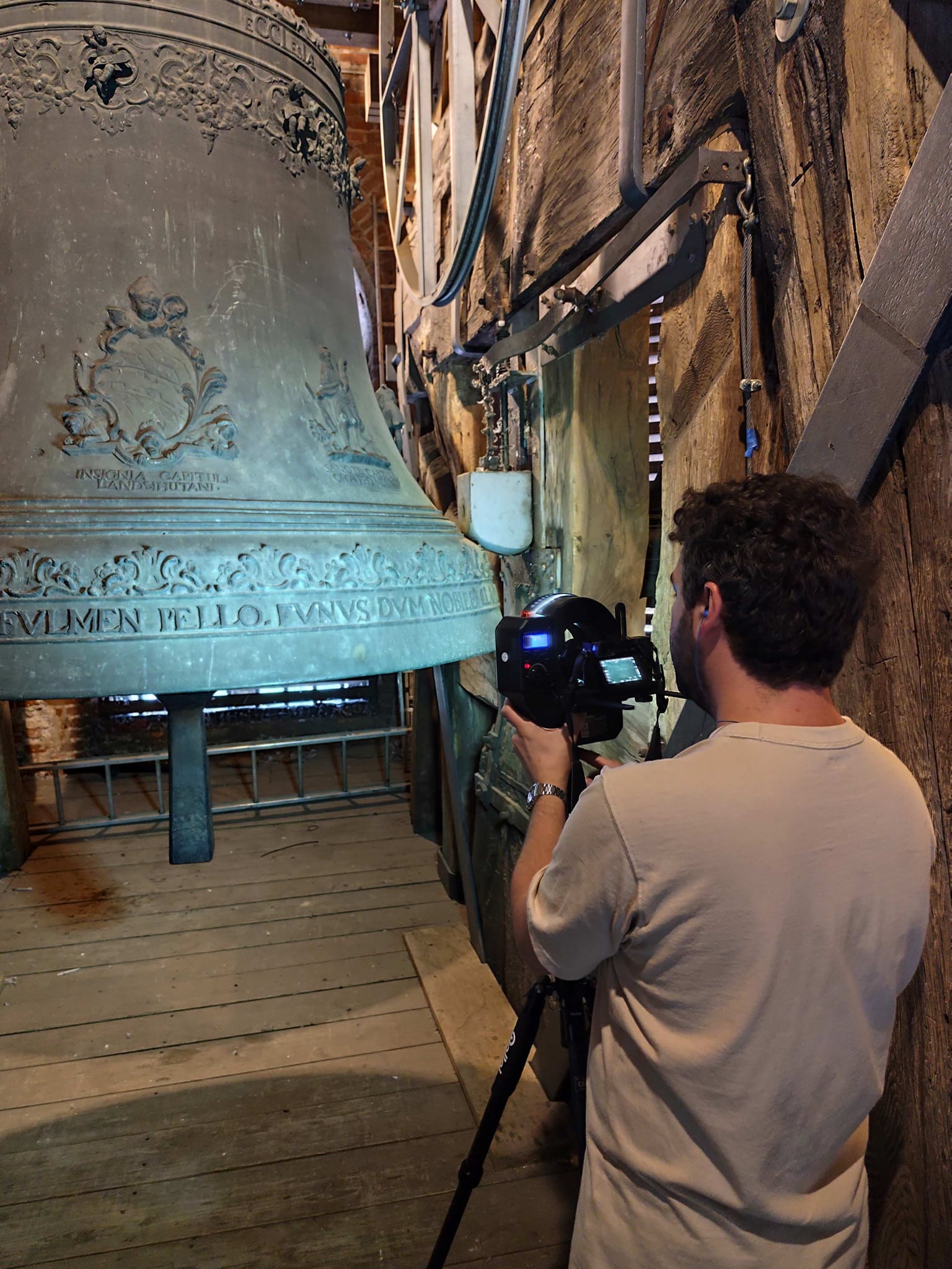 Dominik Ukolov beim Vermessen der Probstglocke im Turm der Landshuter Martinskirche © Haus der Bayerischen Geschichte | Foto: Franz Grünwied