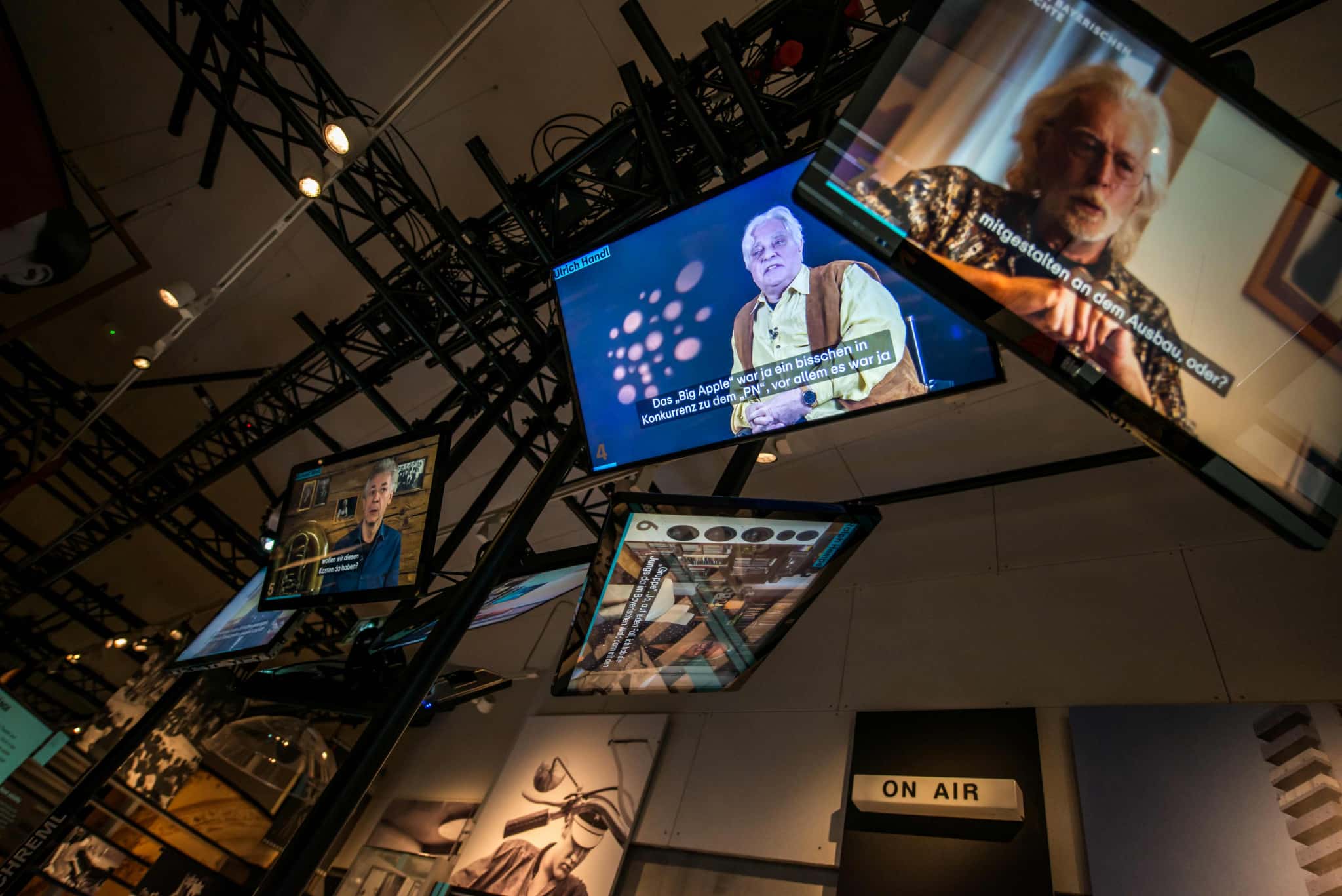 Medieninstallation zum Zeitzeugenprojekt in der Abteilung „Musikalische Zeitreise – Neuanfänge“ mit Beiträgen von Fritz Egner, Hans-Jürgen Buchner, Ralph Hempe, Reinhold Mack, Elisabeth Schreml, Ulrich Handl und Michael Well. © Haus der Bayerischen Geschichte | Foto: Dietmar Manzenberger