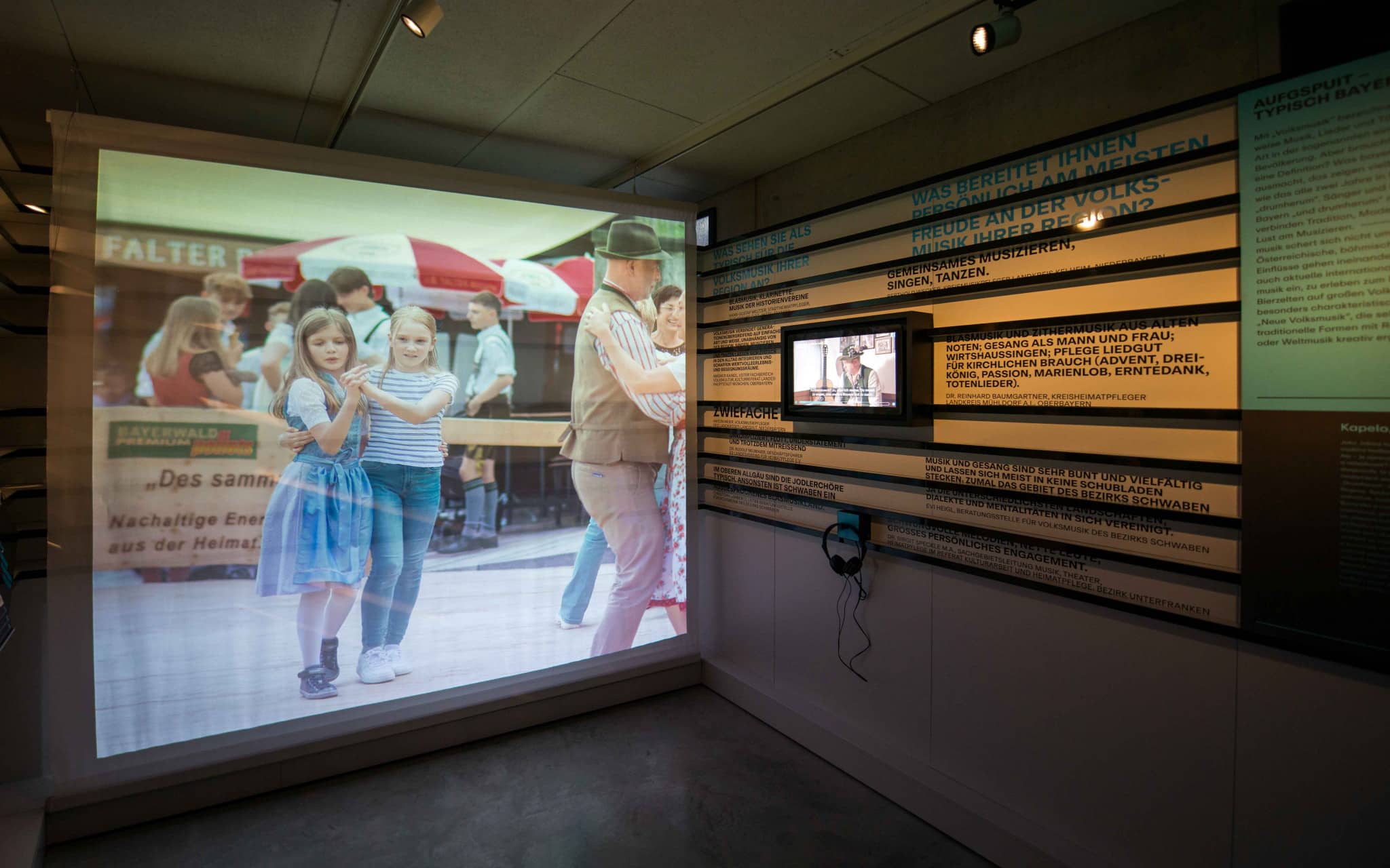 Medienstation „Volksmusik“ in der Abteilung „Aufgspuit – Typisch Bayerisch“ mit Beiträgen und Josef Menzl, Stefan Dettl, Stefanie Zachmeier und Rita Butz. © Haus der Bayerischen Geschichte | Foto: Dietmar Manzenberger