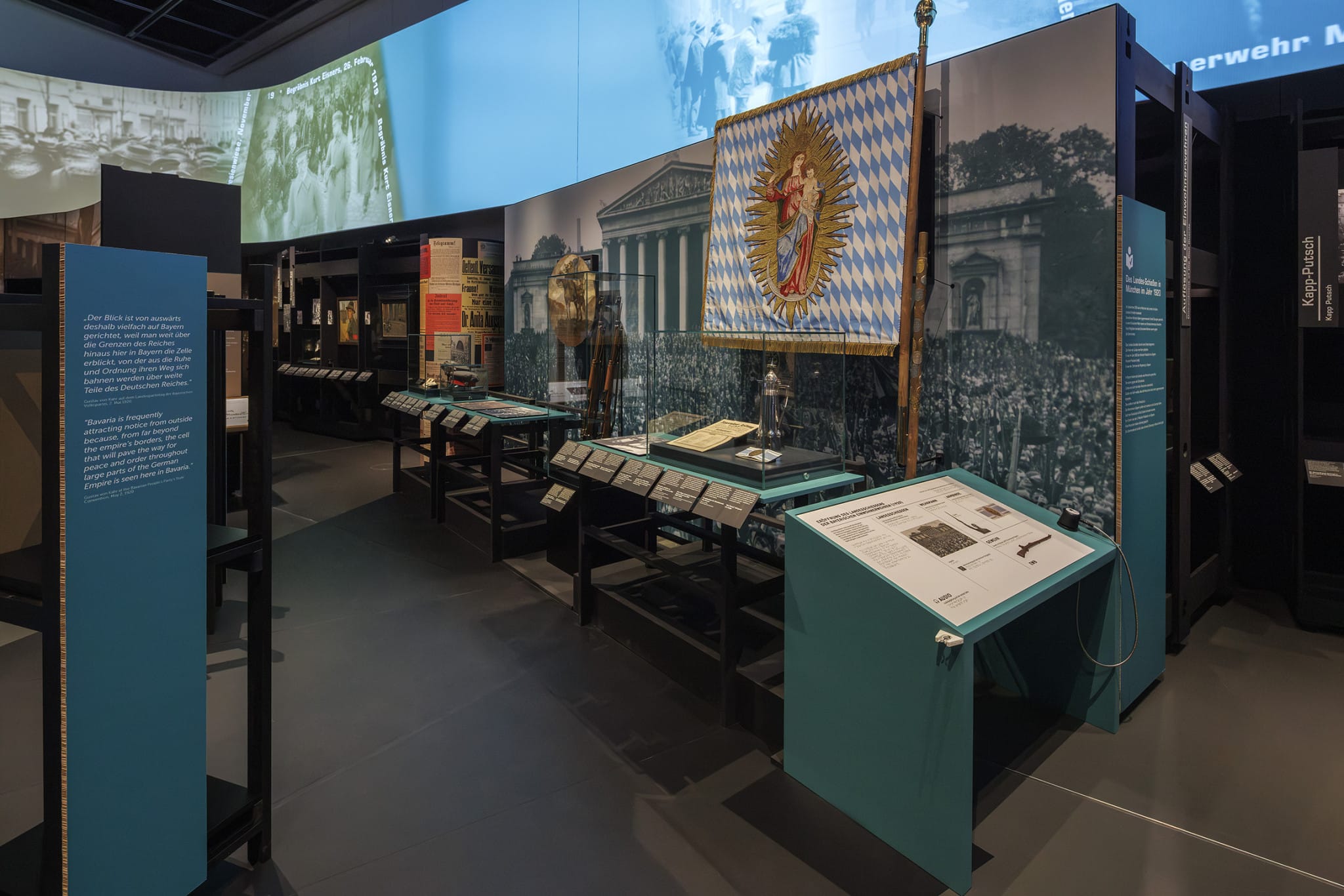 Inklusive Taststationen zu den wichtigsten Inhalten der Bayernausstellung 2026/2027 „Brennpunkt Bayern. Hitler und der Kampf um die Demokratie“, gefördert vom Freundeskreis Haus der Bayerischen Geschichte. © Haus der Bayerischen Geschichte (altrofoto.de)