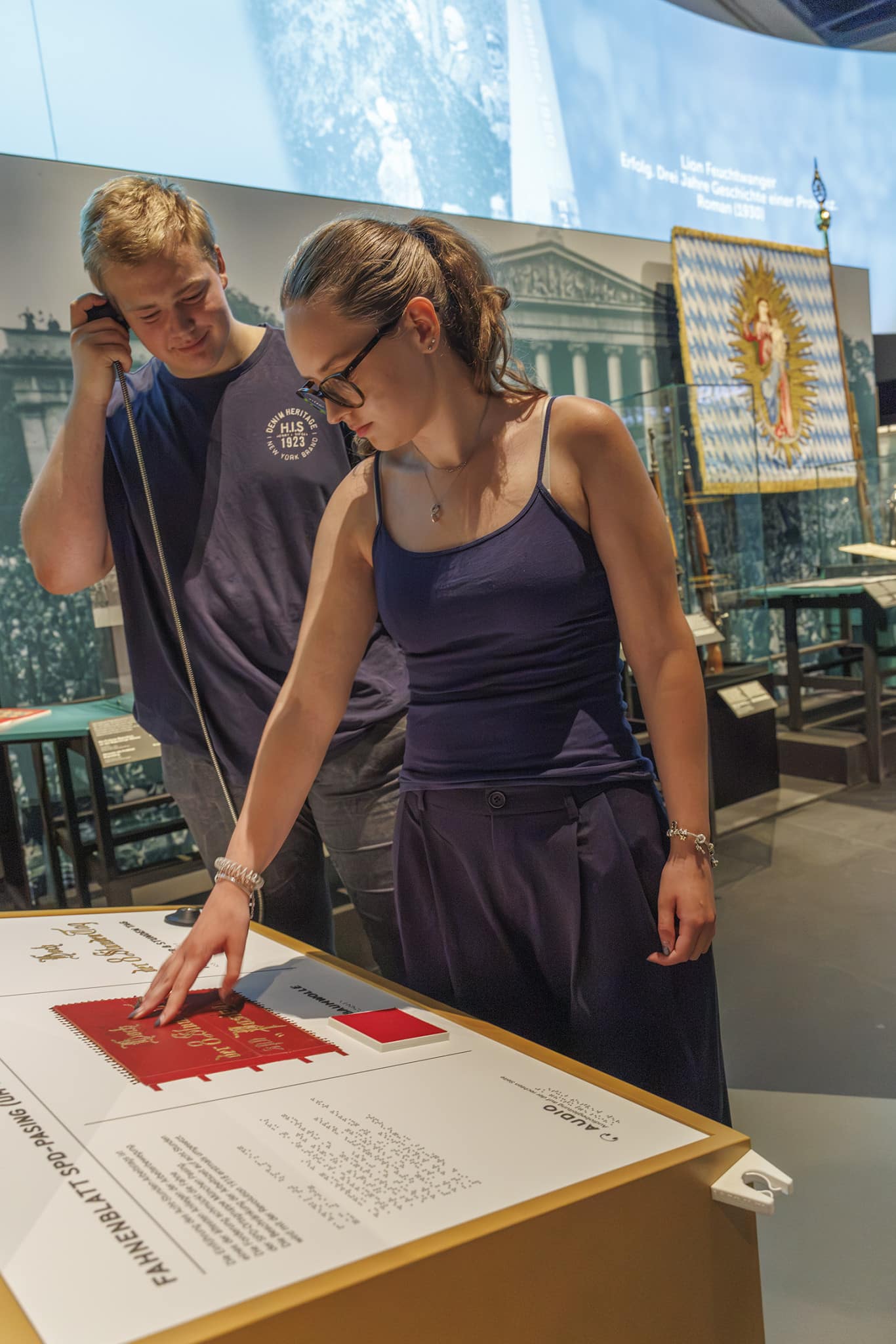 Inklusive Taststationen zu den wichtigsten Inhalten der Bayernausstellung 2026/2027 „Brennpunkt Bayern. Hitler und der Kampf um die Demokratie“, gefördert vom Freundeskreis Haus der Bayerischen Geschichte. © Haus der Bayerischen Geschichte (altrofoto.de)
